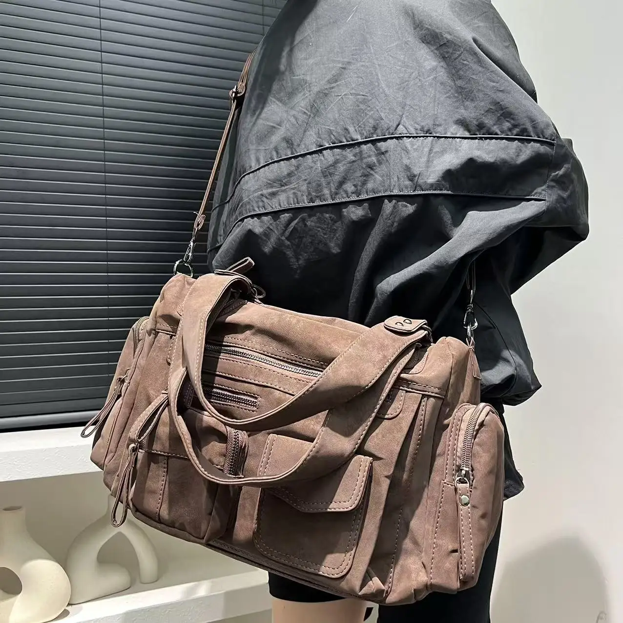 Damenmode Y2K Hot Girl Punk Motorradtasche Große Kapazität Multi Reißverschlusstasche Wildleder Einzelne Schulter Diagonal Cross Handtasche – Detail 24