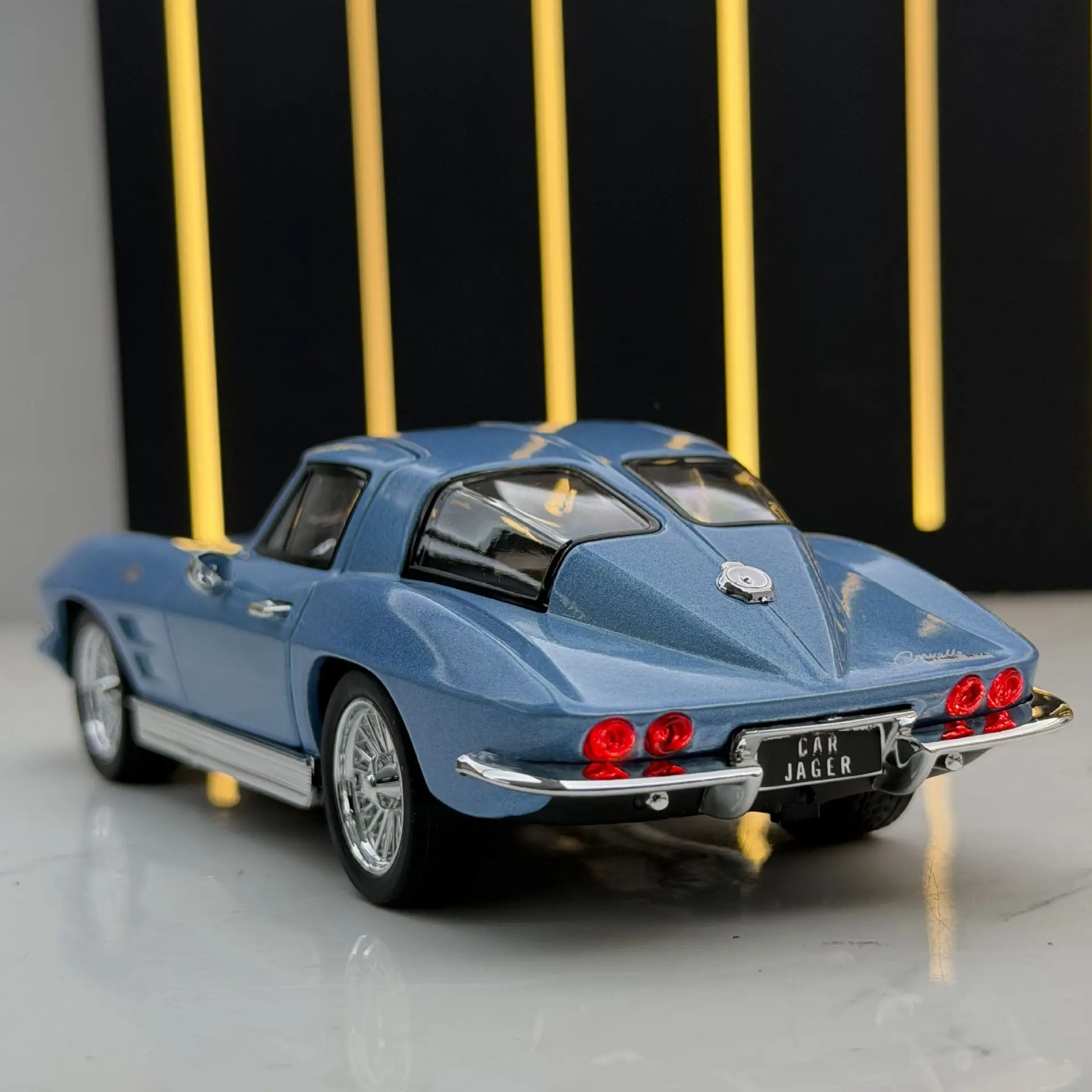 1:32 Sports Car Diecast Toy with Sound and Light