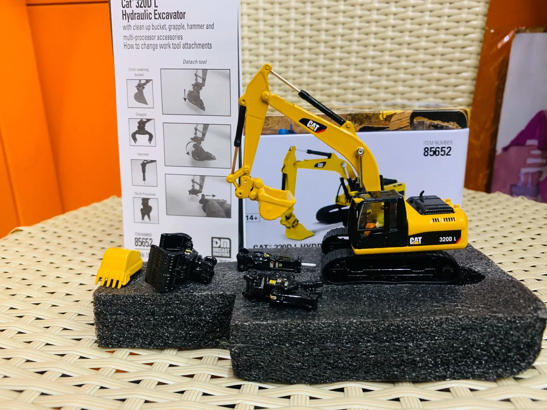 Cat 320D L Hydraulic Excavator With Tool 1/87 HO Scale Metal Model Diecast Masters DM85652