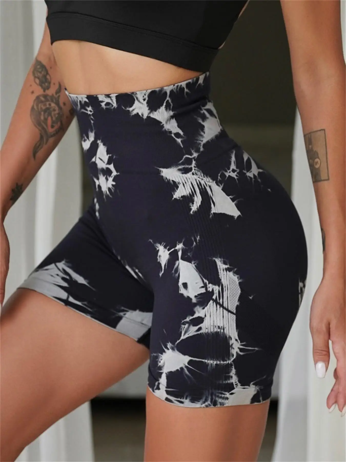 Damen-Sportshorts mit Batik-Print und geraffter Taille, lässige, bequeme, atmungsaktive, nahtlose Skinny-Shorts für Yoga, Fitness-Workout – Detail 13