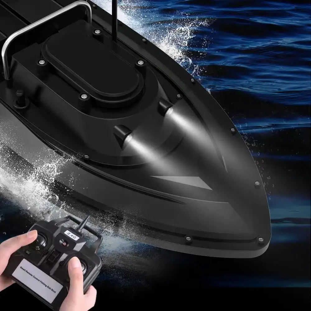 Bateau RC pour appât de pêche avec GPS, hélices jumelles et antenne, sur fond neutre.