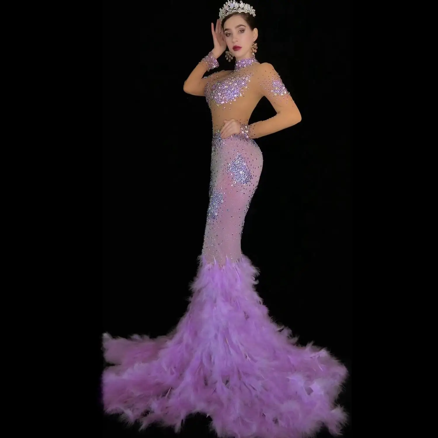 Рисунок 3 - Роскошное длинное платье с перьями для женщин