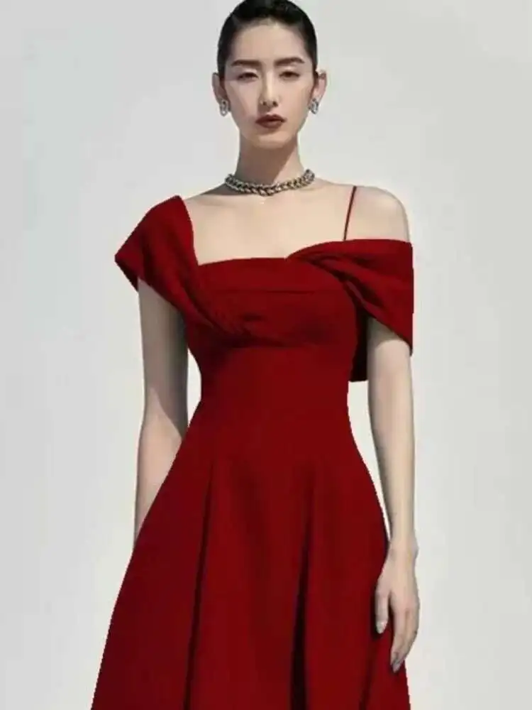فستان أحمر طويل بتصميم أوف شولدر أنيق