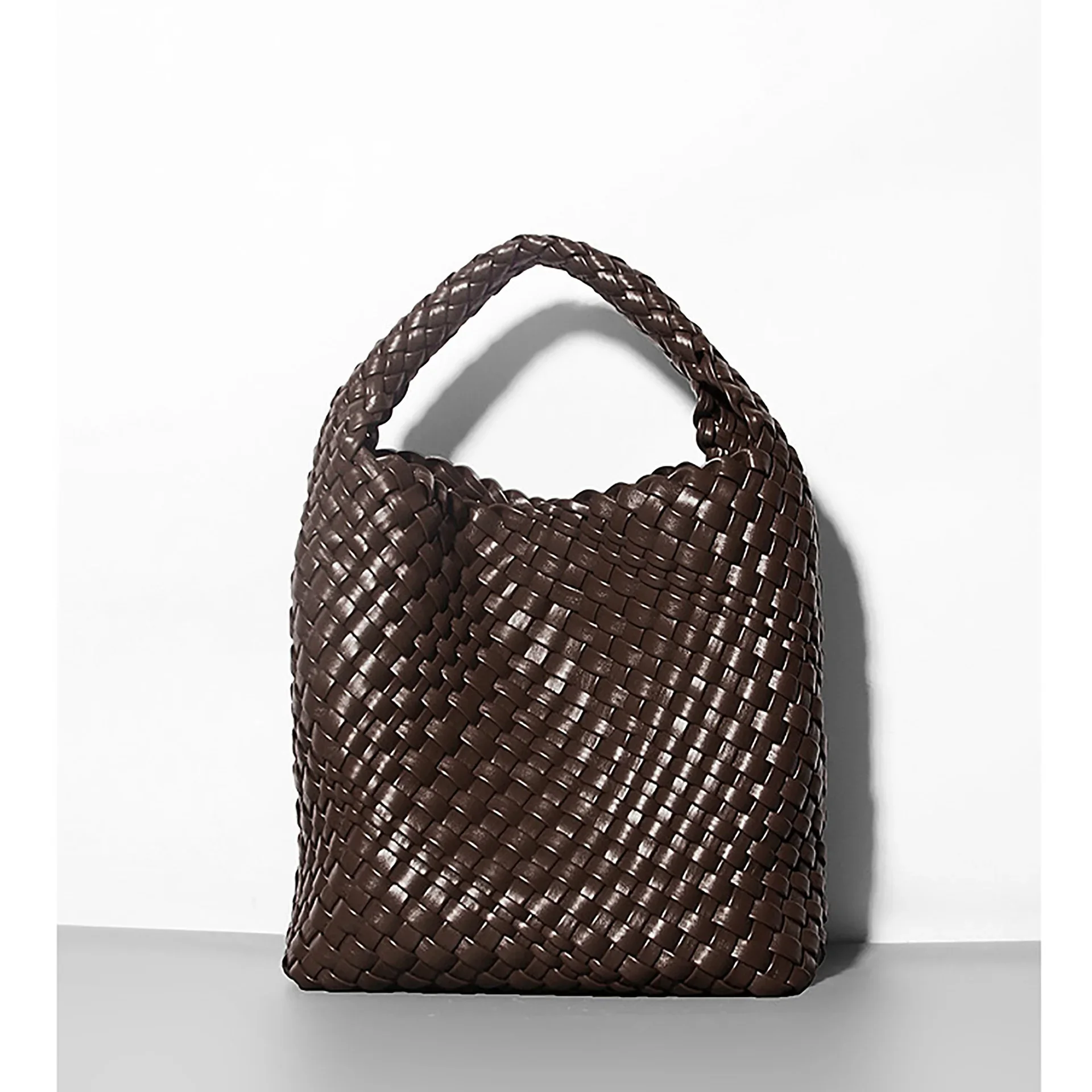 thumbnail image 1 of Carteras y bolsos 2024 Bolso de mano tejido a mano de piel suave de tacto de alta gama Bolso de mano para mujer Bolso de mano con cesta de verduras para las axilas, 1 of 5