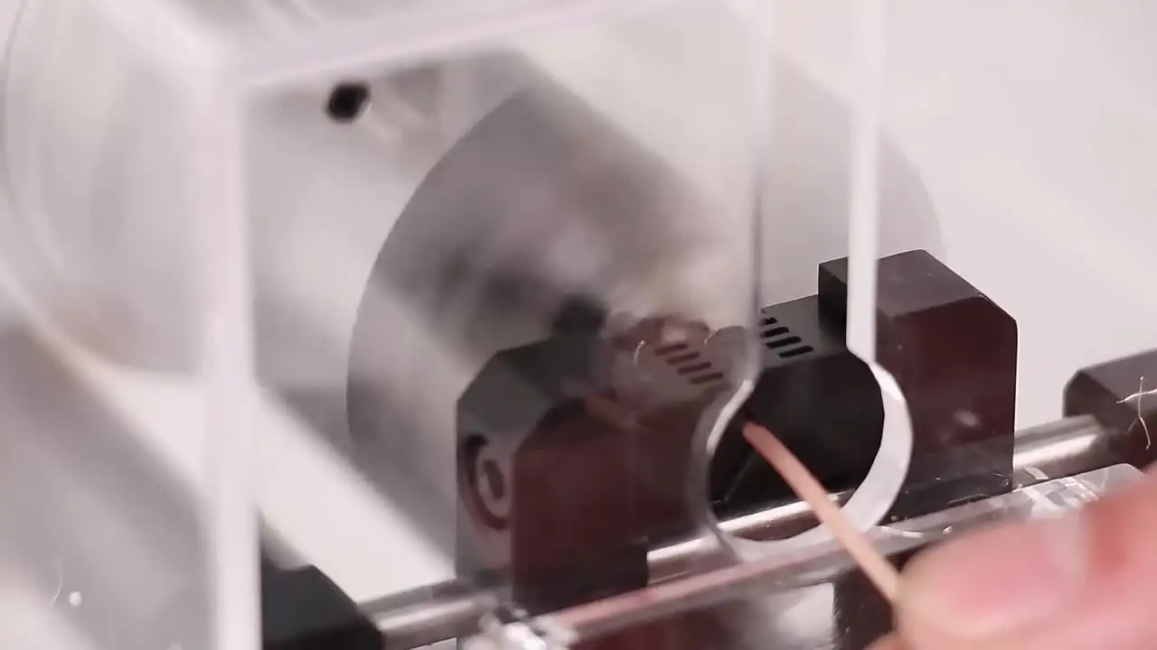 Полуавтоматическая педальная машина для зачистки коаксиального кабеля EW-06F