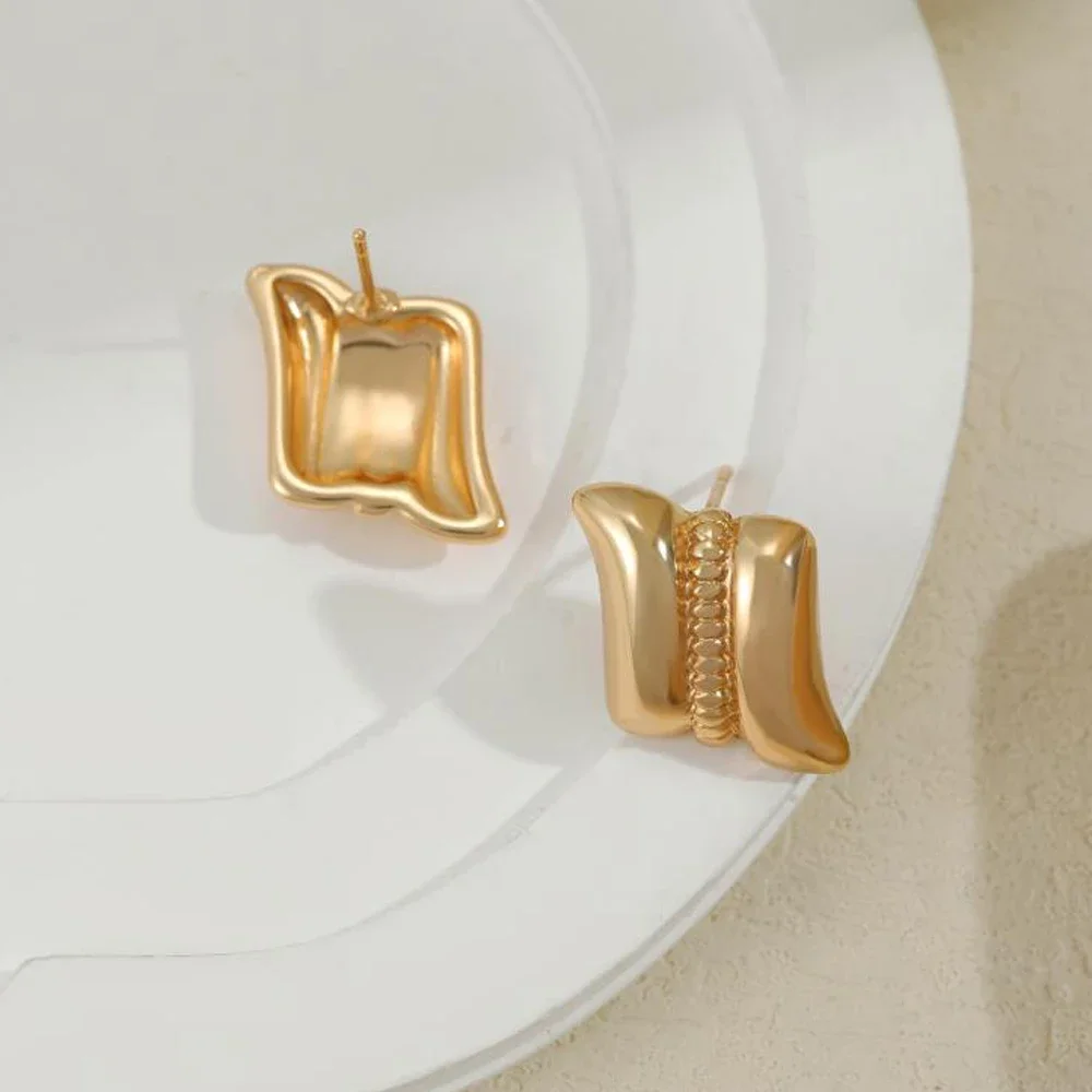 Fashionable Shaped Gold Color Small Wave Ear Studs Stylish Charm Lozenge Stud Earrings Earwear Jewelry Accessory for Women Aros