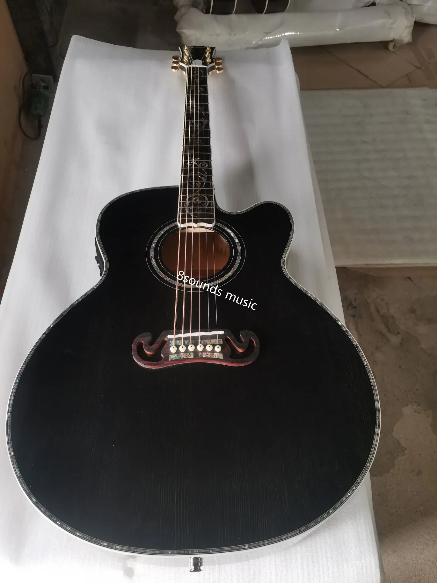 Spedizione Gratuita Aaa Custom Shop Vine Guitar Flame Maple Black Guitar Solid Abete Jumbo Body Cutaway Chitarra Elettrica Acustica