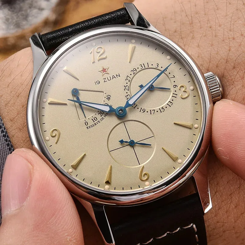 Vista angolata orologio pilota che mostra il riflesso del cristallo zaffiro