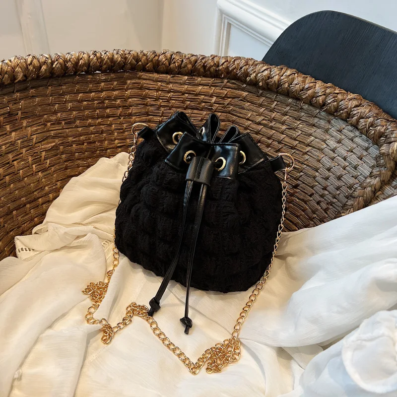 Рисунок 3 - Женская плиссированная сумка-мешок через плечо