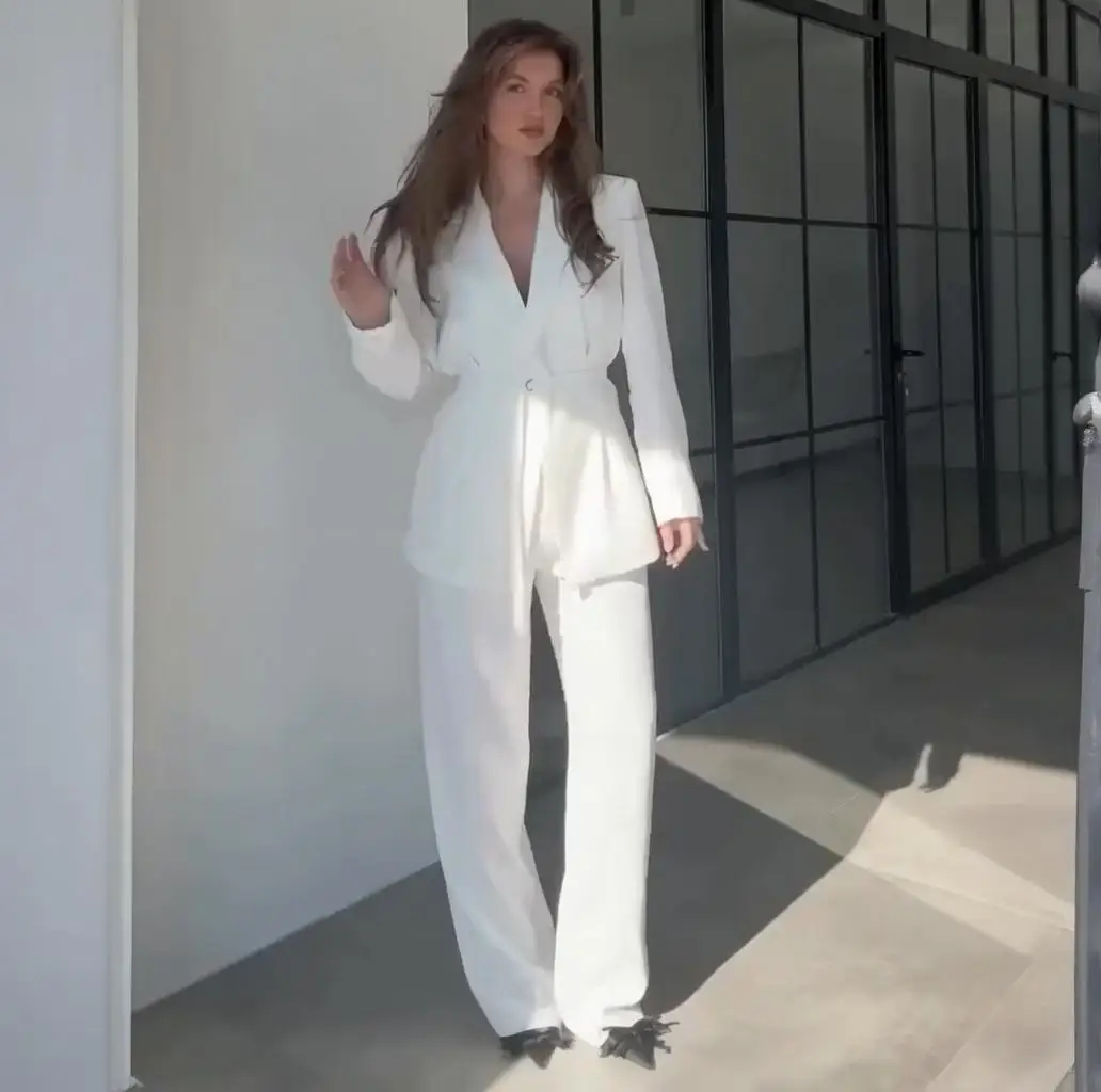 طقم بدلة نسائية أنيقة بلون واحد مع حزام وأكمام طوي...