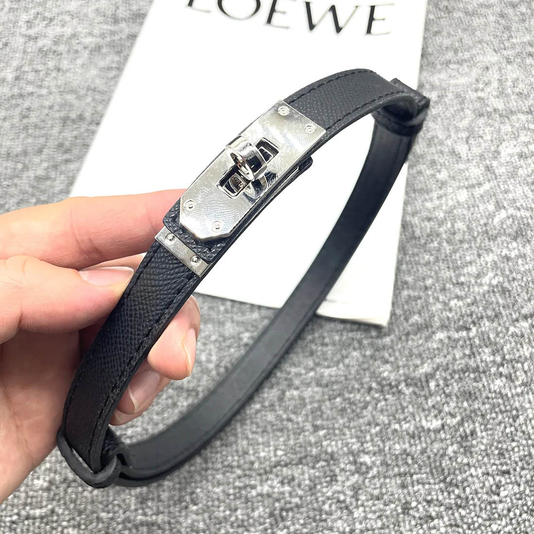 أحزمة مصممة للنساء من الجلد عالي الجودة للنساء بحزام جينز بإبزيم معدني