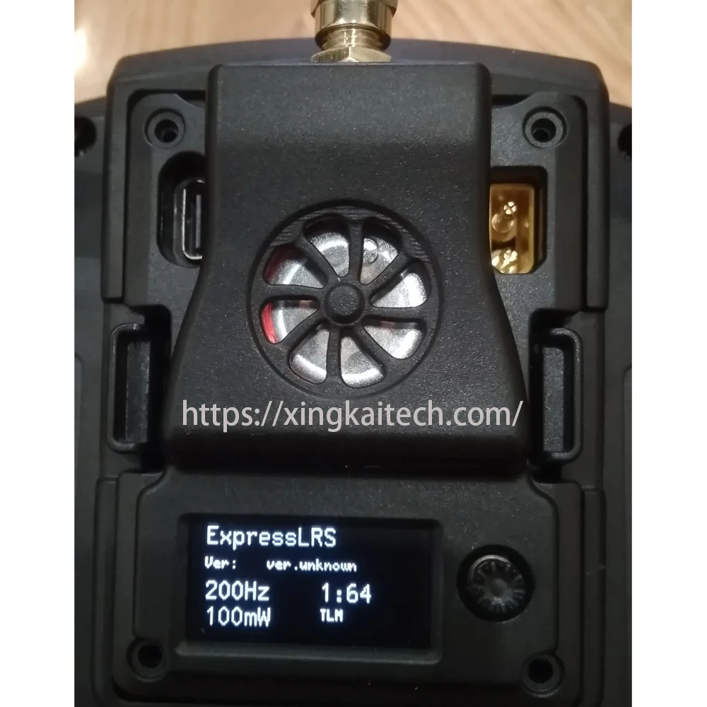 Vue de face du module ELRS montrant les connecteurs SMA et le boîtier métallique, compatible 915/433/560/750 MHz