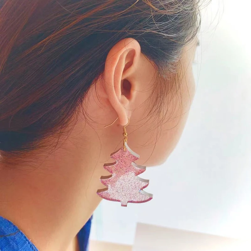 Рисунок 5 - Рождественские серьги из сосны