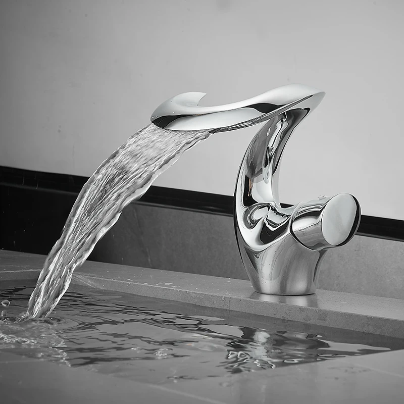 洗面台付きインダストリアルスタイルの洗面化粧台、蛇口付きのモダンな