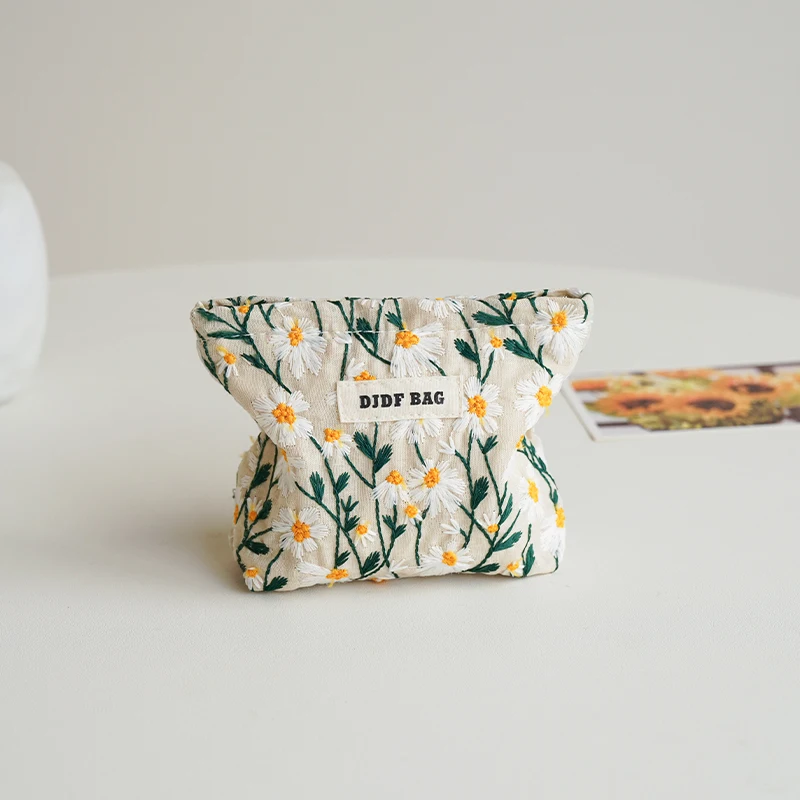 White Embroidery Daisy Women's Makeup Bag Portable Coin Purse Key Case Cosmetics Lipstick Storage Bag Commuter Liner Bag Ins 3