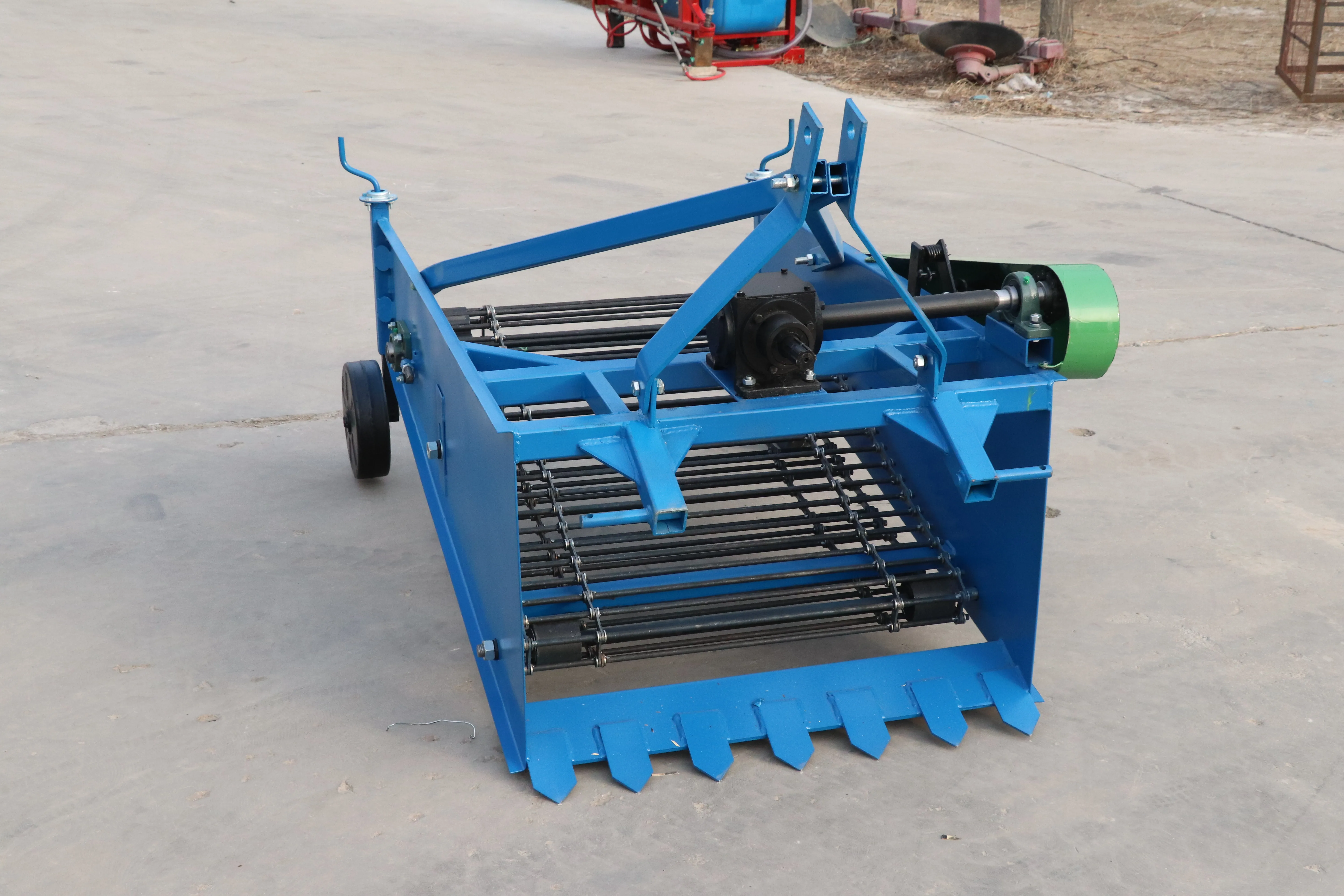 Automatic potato harvester digging potato onion garlic potato carrot  harvester - AliExpress, image size:6000x4000