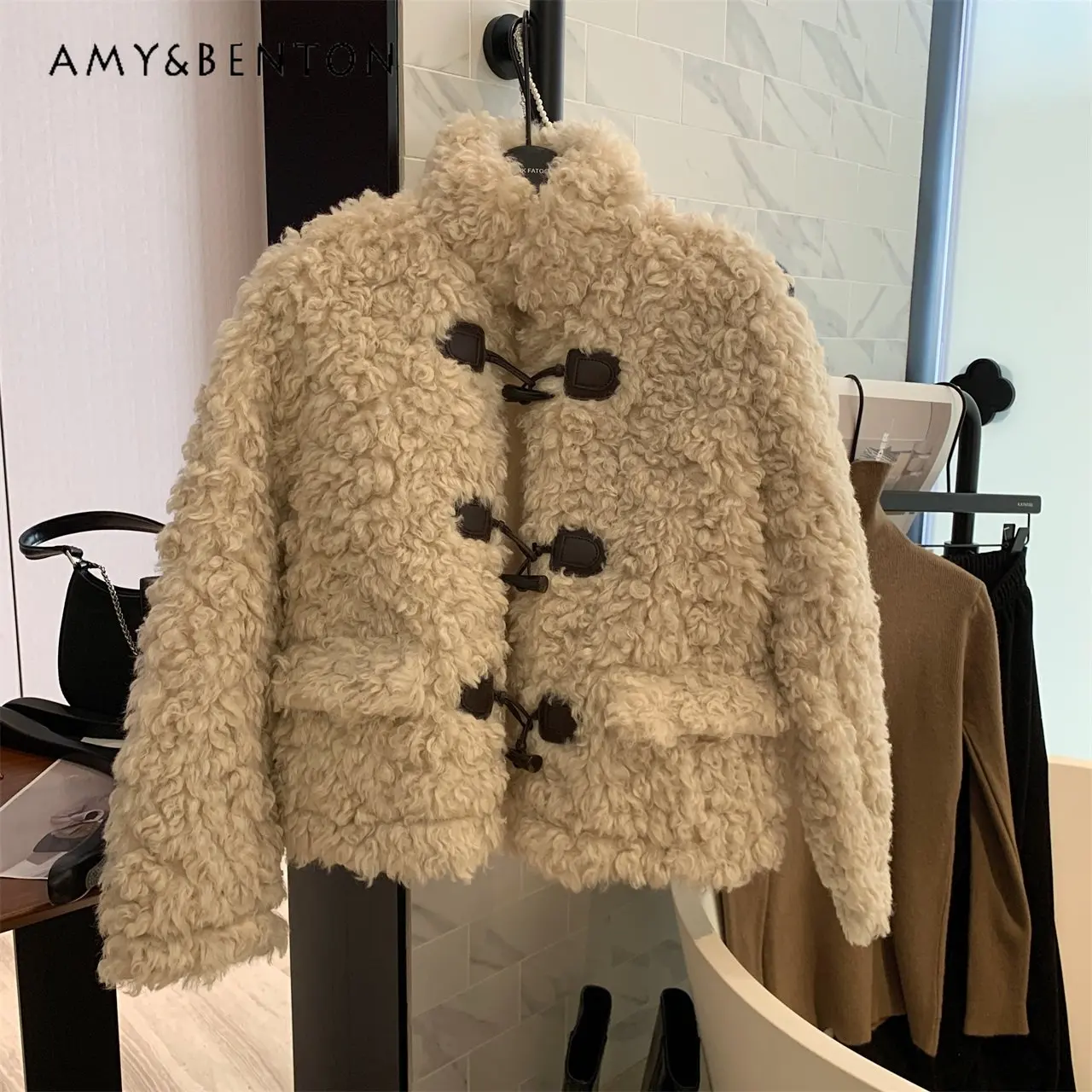Horn Button Roll Lamb Fur Short Coat for Women Winter New Stand Collar Wool Coat Ladies New Fashion High Brand Jackets Female