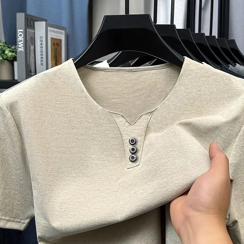 PlatiNum T-shirt collar detail