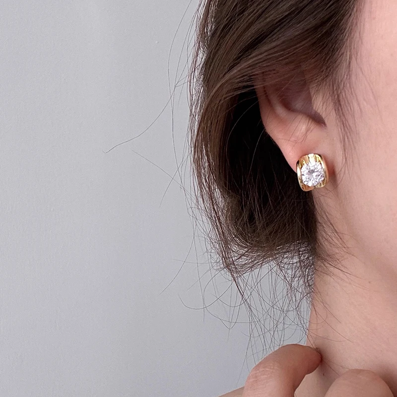 18K vergoldete Metall-Bogen-Ohrstecker mit glänzendem Zirkonia für Damen, einfaches, beliebtes Accessoire, antiallergisch, leichter Luxusschmuck – Detail 9
