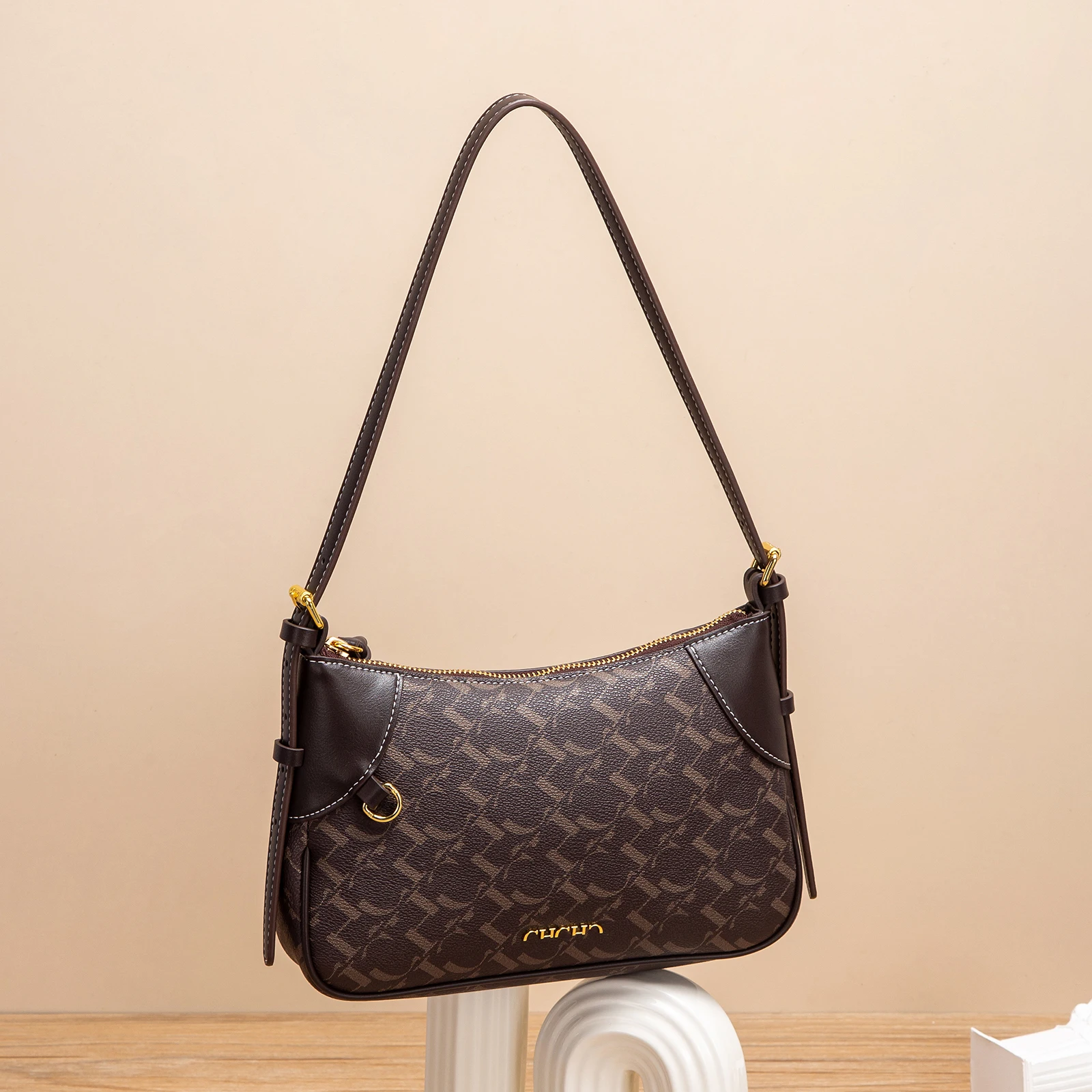 حقيبة كتف نسائية من CHCH لصيف 2025، تتميز بتصميم ه...