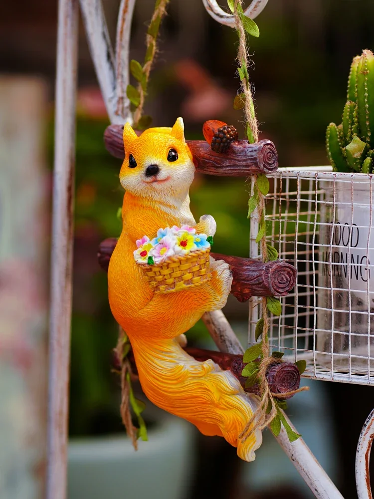 

Cute Squirrel Climbing Ladder Wall Pendant Garden Balcony Pipe Tree Decoration