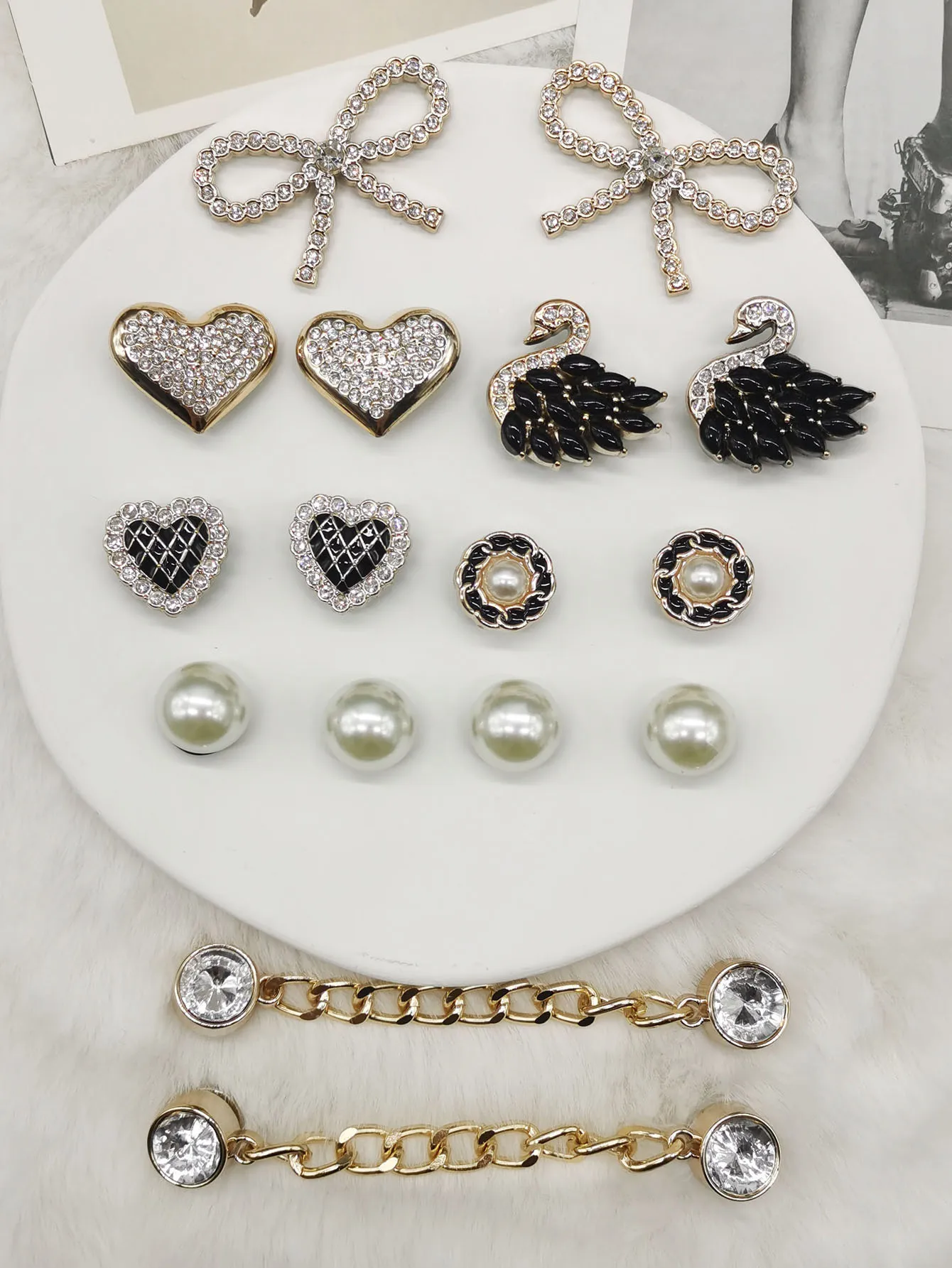16 Stück Harz-Schuh-Charms mit Goldener Schleife und Herz, DIY-Zubehör, Strass-Schwan-Schuhschnallen, Dekorationen, Blumenketten-Schuhclips – Detail 6
