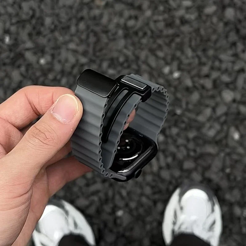 รูปสินค้า สร้อยข้อมือกีฬาซิลิโคนแม่เหล็กสำหรับ Apple Watch