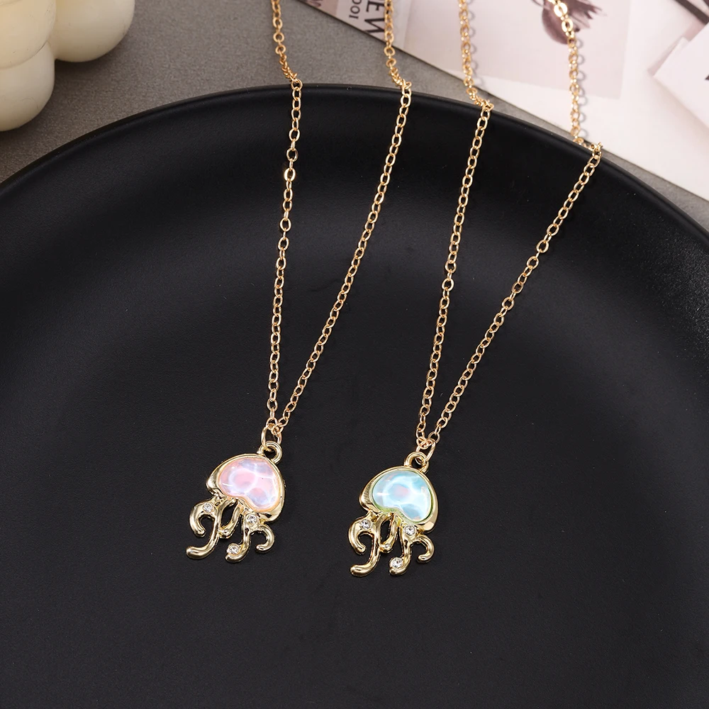 Aihua Modische goldfarbene Quallen-Halskette für Frauen und Mädchen, Sommer, Strand, elegante Quallen-Anhänger-Halskette, Schmuck, Geschenke