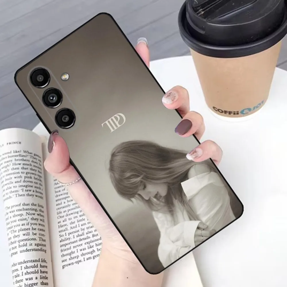 thumbnail image 1 of Funda de teléfono T-TaylorS TTPD S-SwiftS para Samsung S24,23,22,30,21,10,9,Ultra,Plus,Lite,FE, silicona suave negra, 1 of 5