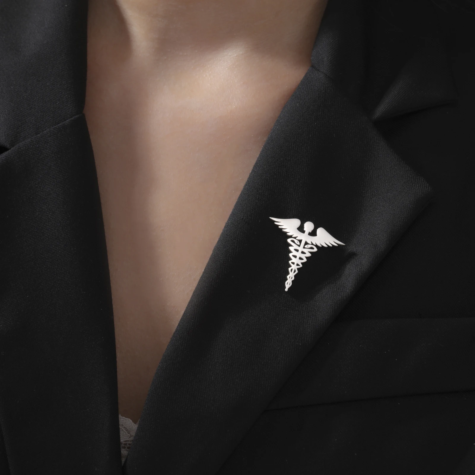 Détail de la broche caducée