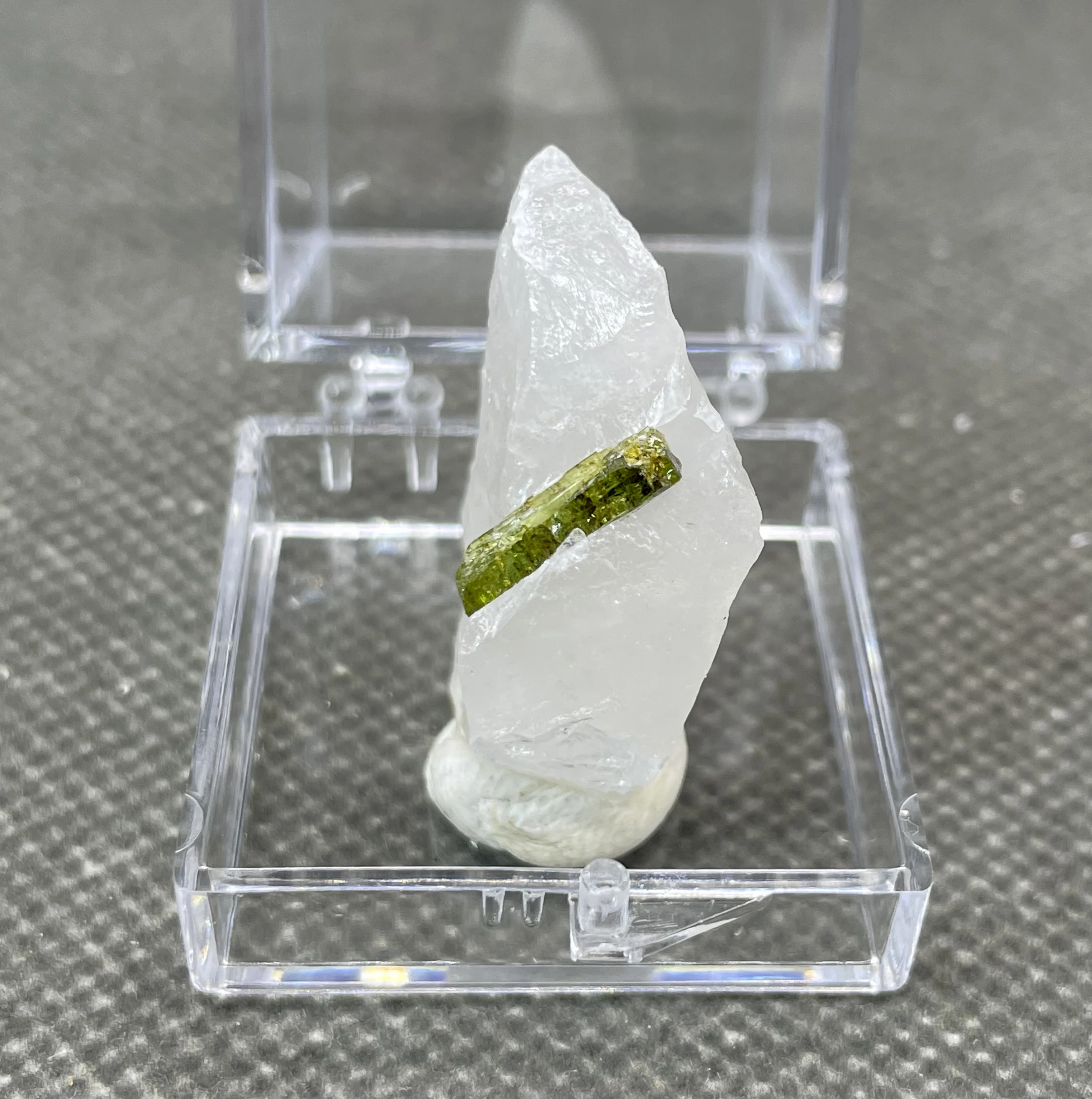 Natural green tourmaline pillars mineral crystal specimens + box size 3.4 cm + healing quartz crystals and stones rock gemstone 2