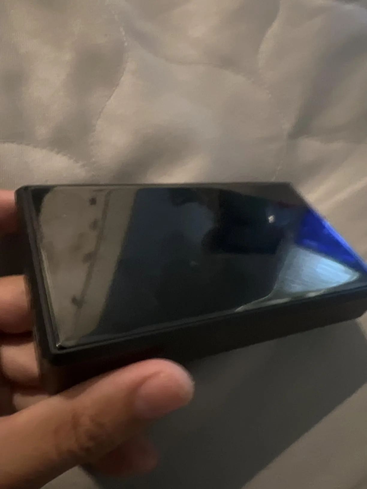 bärbar laddarkamera som illustrerar storlek i hand