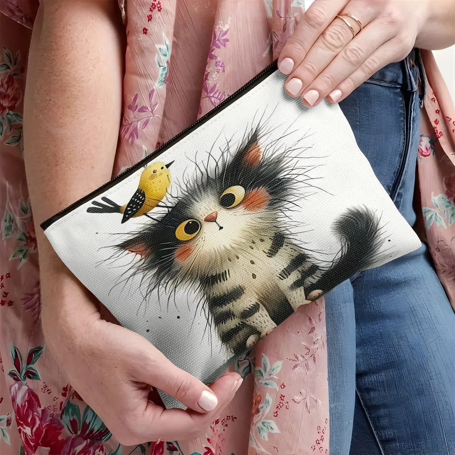 Entzückende Make-up-Tasche mit Katzenmuster, gemütliche Wohnzimmerszene mit Katzen und Blumendetails, Reise-Kosmetik- und Kulturbeutel – Detail 5