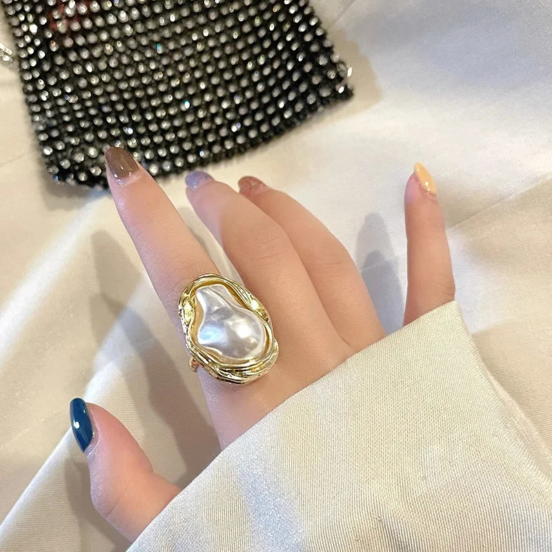 Finger Ring: Women Irregular Shape Metal Ring with Imitation Pearl Gold Plating Geometric Ins Style