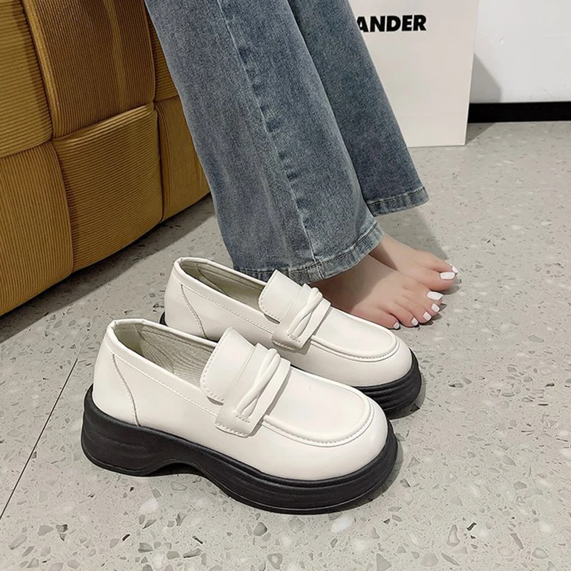 Retro black thick soled small leather shoes for women in autumn French style thick heels and round toe white loafers 4