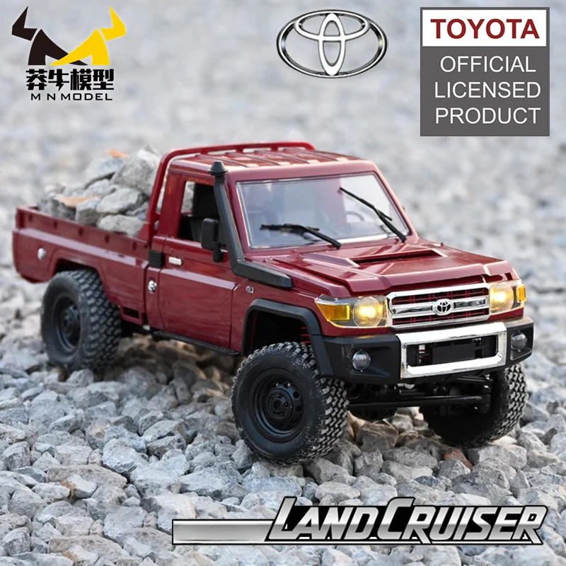 Vue avant de la voiture RC MN82 1:12 4WD Tout-Terrain jaune standard avec phares allumés.