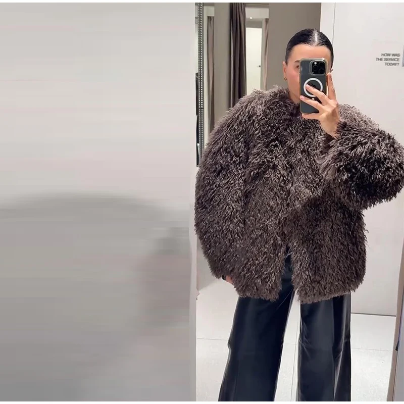 Braune Oversize-Kunstpelzjacke, modisch, O-Ausschnitt, volle Ärmel, einzelner Knopf, flauschige strukturierte Jacke, 2025, Herbst-Winter-DAME, lässige Oberbekleidung – Detail 13