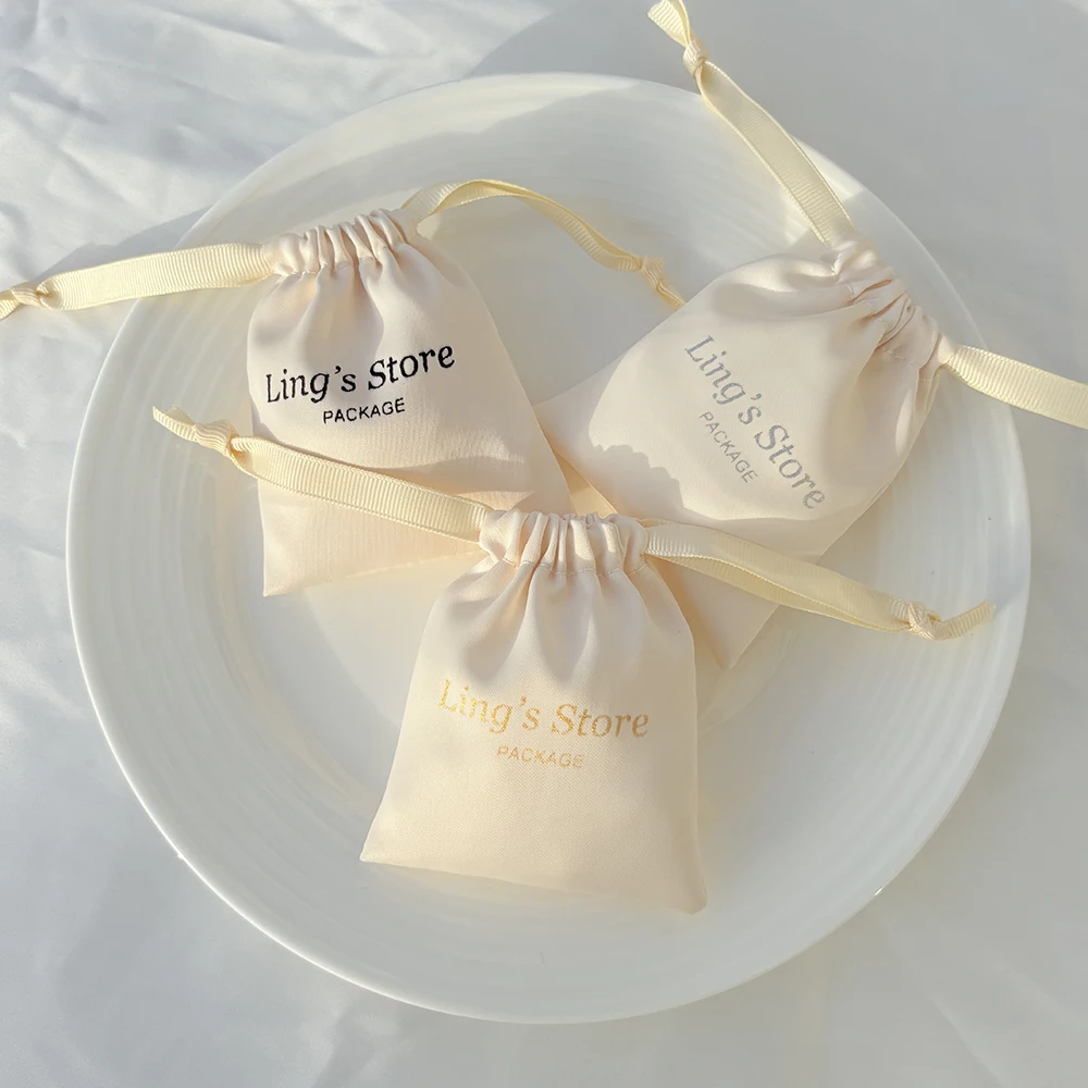 50 Stück beige Seidensatin-Schmuckbeutel mit Kordelzug, Geschenkbeutel mit Logodruck, Verpackungsbeutel für Ringe, Hochzeitsgeschenke, Gäste, Süßigkeiten, personalisiert – Detail 5
