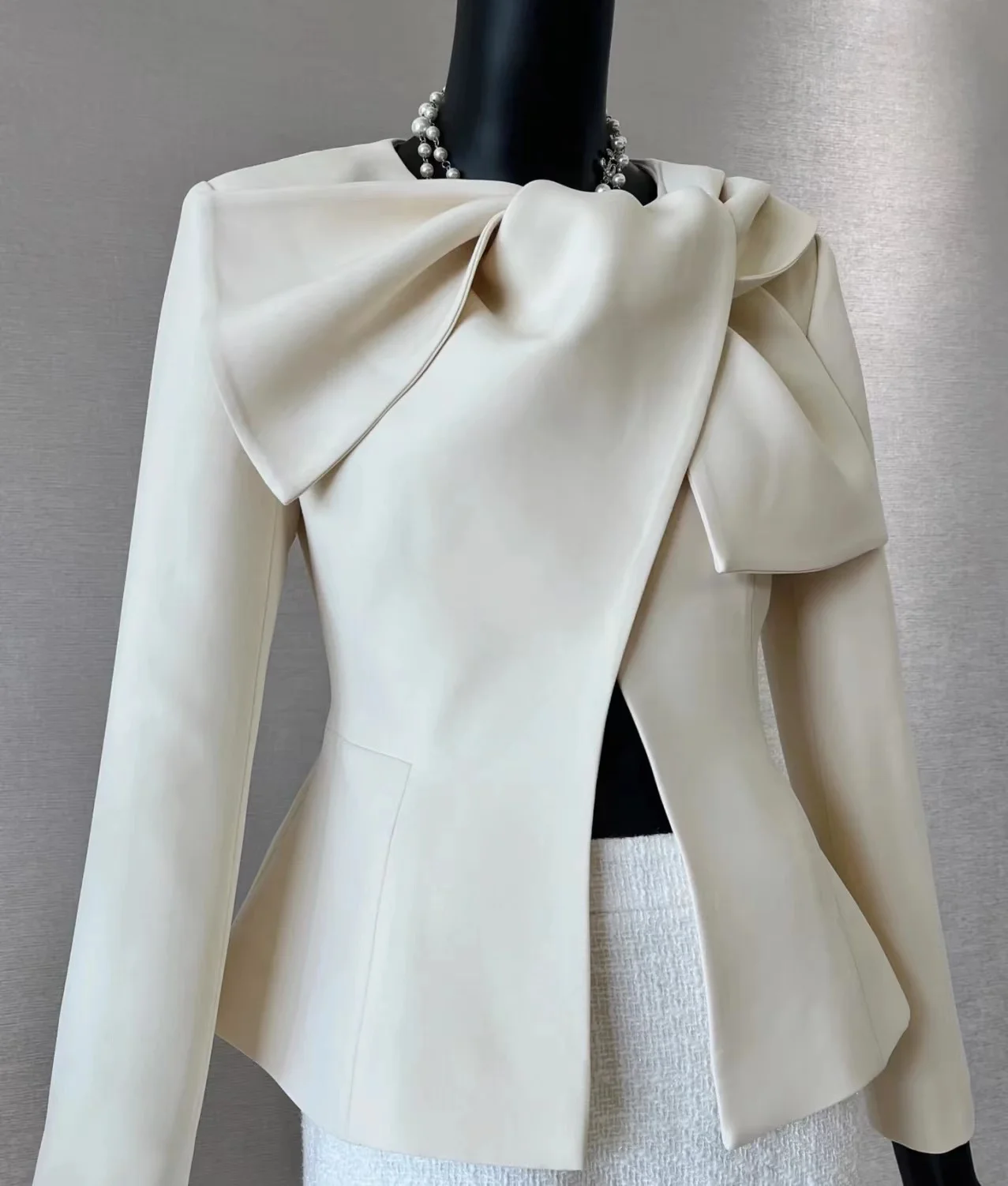 Классическая приталенная куртка портновских магазинов из кремового крепа с бантом на воротнике и длинными рукавами