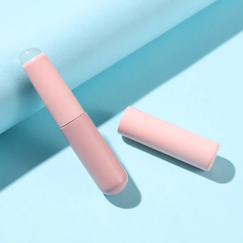 Silicone lip brush with protective cap - oval head suitable for applying lipstick and concealer, free alcohol, wooden handle 3