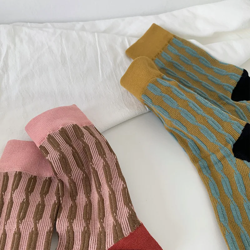 Frauen Koreanische Neue Gut aussehende Farbe Kontrast Twist Dreidimensionale Relief Reine Baumwolle Japanische Ins Flut Retro Sensen Socken – Detail 3