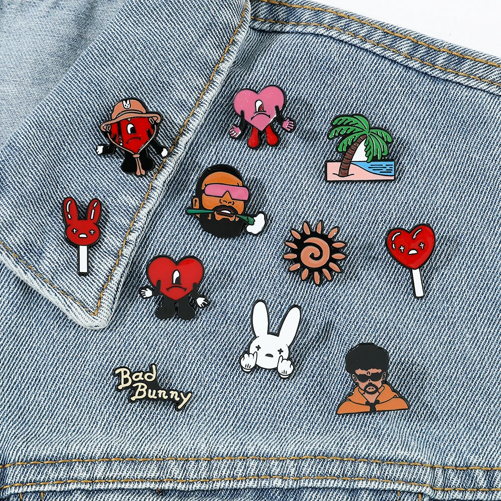 Broche de conejo malo, joyería creativa, rapero de corazón rojo, Pin de esmalte de conejo malo, alfileres de mochila para ropa, accesorios para niños, regalo, nuevo