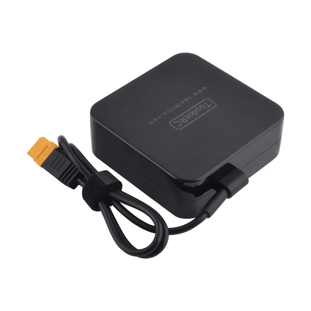 L'alimentation ToolKitRC ADP100 100W 20V avec sortie XT60, prête à brancher un chargeur de drone.