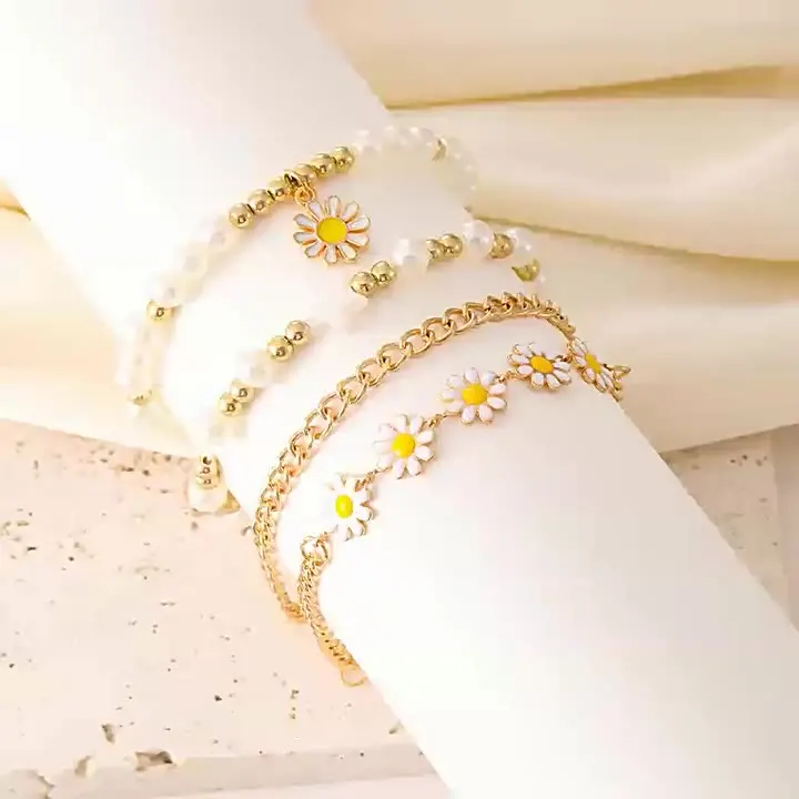 FloralGrace Set di 4 braccialetti con perle simulate da donna, con perle bianche, impilabili, elastici, multistrato, per damigelle d'onore