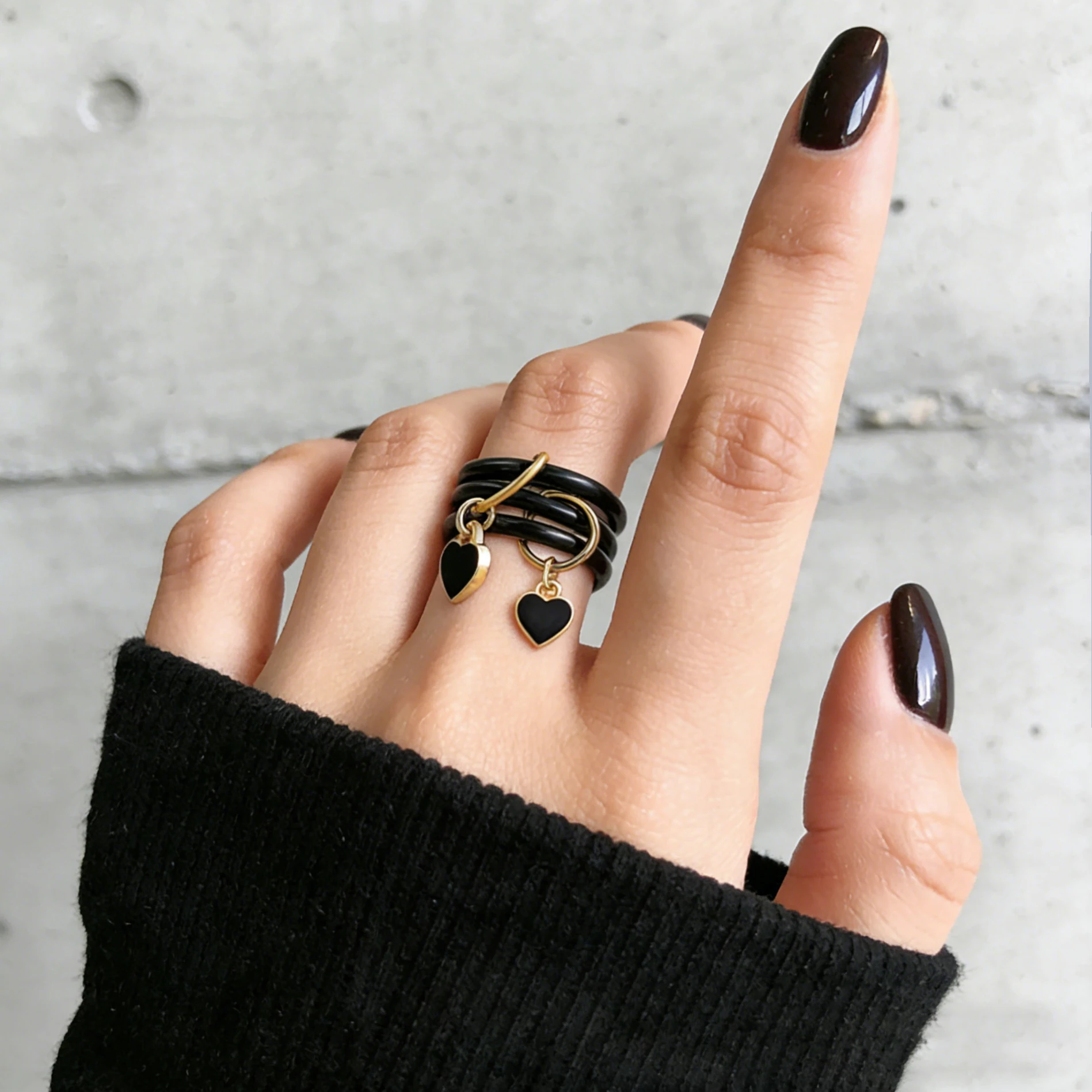 INS Spinelli Kilcollin-Ringe aus Edelstahl, schwarze Herzanhänger für Damen, mehrschichtiger stapelbarer Ring, Modeschmuck – Detail 1