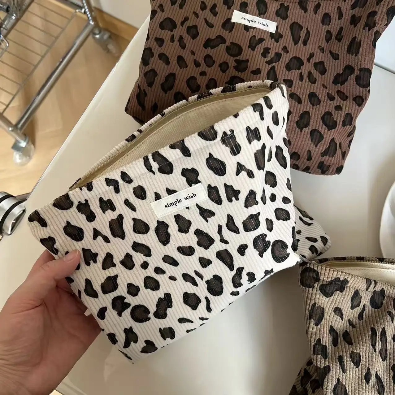 Corduroy Retro Leopard Pattern Makeup Bag Lipstick Cosmetic Organizer Zipper Bag Travel Washing and Storage Bag for Women 4