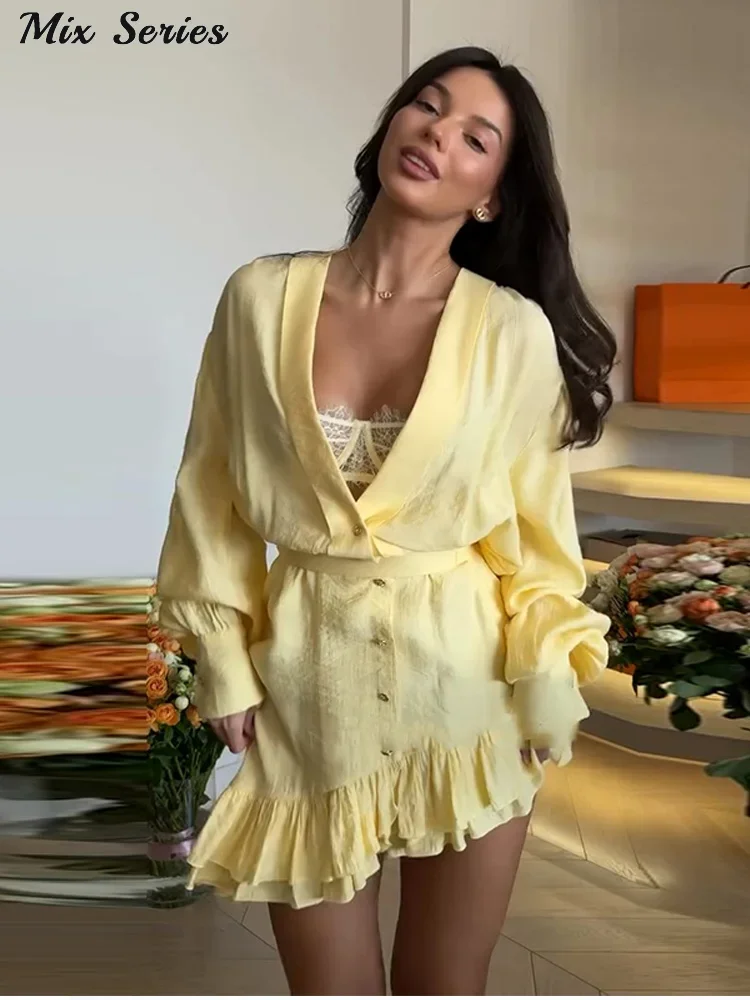 Robe courte élégante à volants et coupe fluide
