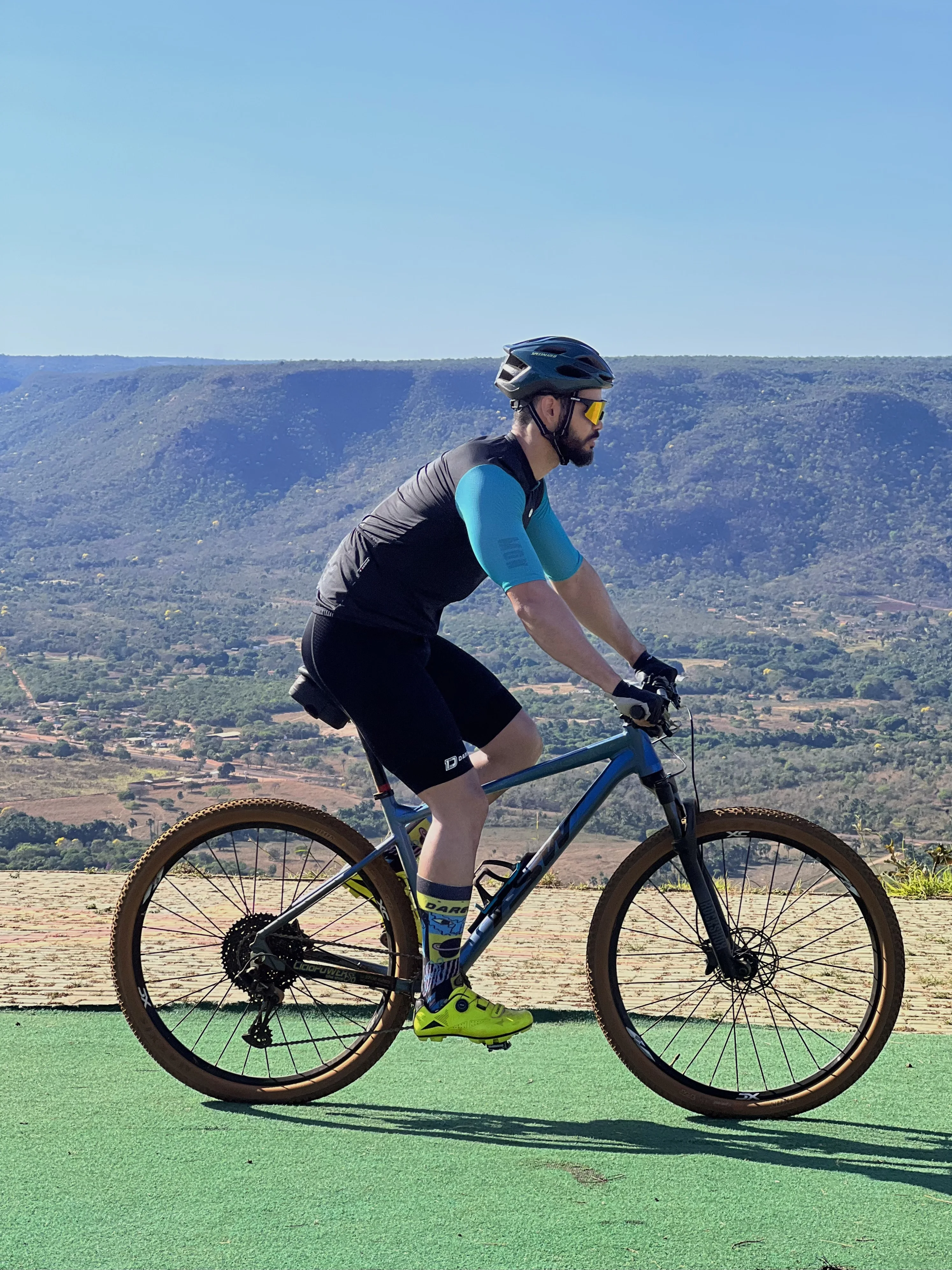 DAREVIE Radsport-Trägerhose mit 3D-Gel-Polsterung für 6-Stunden-Fahrten, Herren-Radhose für Downhill, Pro-Team, Atmungsaktiv mit 7CM Beinbündchen – Detail 7