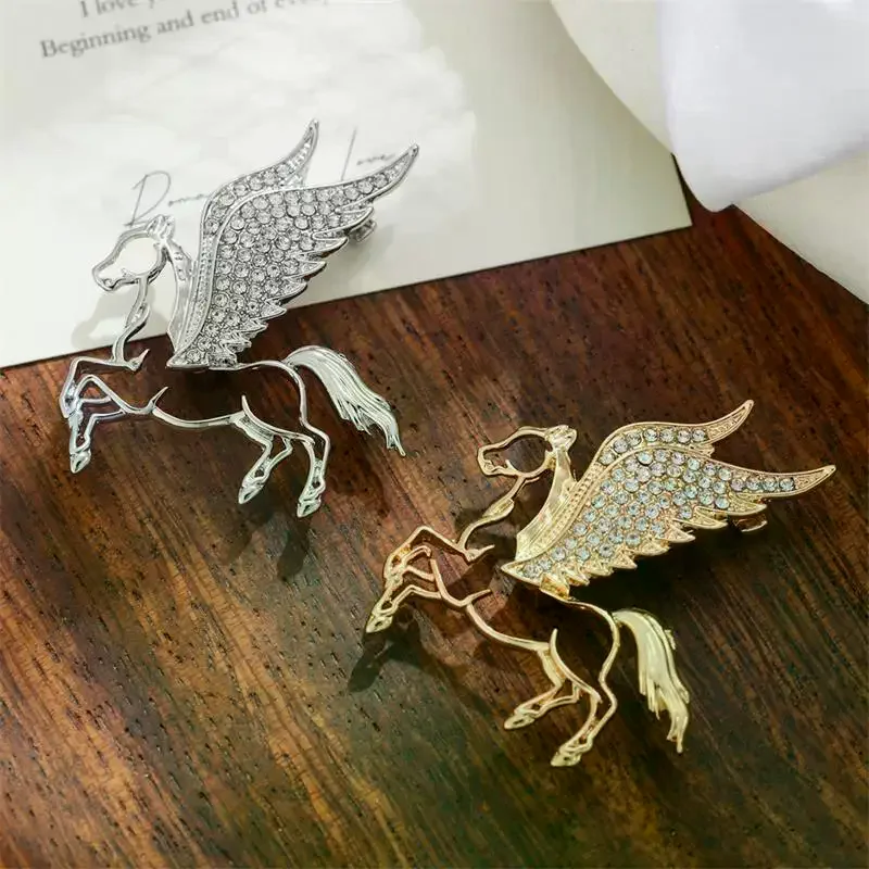 Fashion Rhinestones Alloy Horse With Wings Brooch Zodiac Pony Pins Women Men Clothing Accessory Suit Lapel Corsage New Year Gift