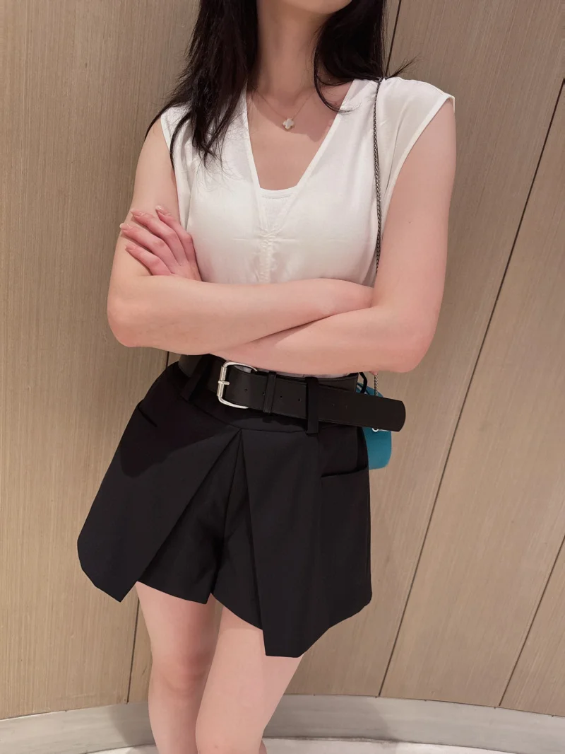 

Professional women's shorts, fashionable British style, handsome and versatile, with belt waist and wide leg pants